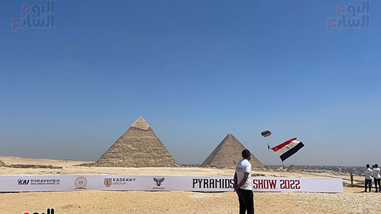 علم مصر يرفرف فوق أهرامات الجيزة (5)