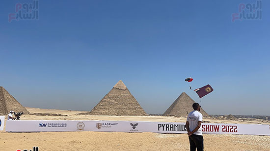 علم مصر يرفرف فوق أهرامات الجيزة (10)