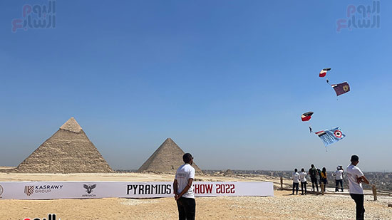 علم مصر يرفرف فوق أهرامات الجيزة (6)