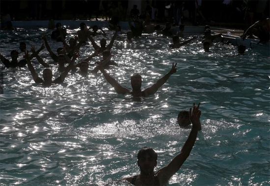 المتظاهرون فى حمام سباحة أثناء احتجاجهم داخل القصر الجمهوري