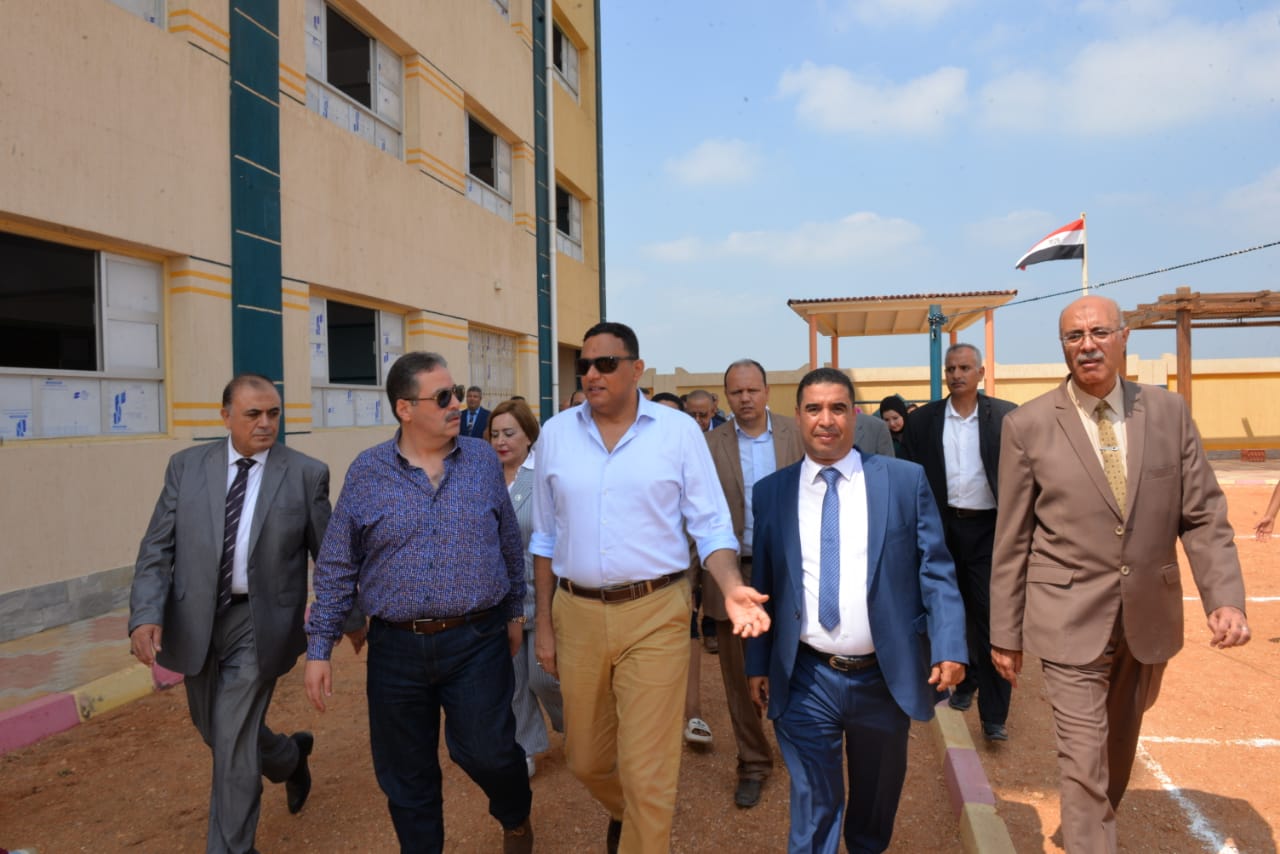 محافظ الدقهلية أثناء افتتاح عدد من المدارس بميت غمر  (2)