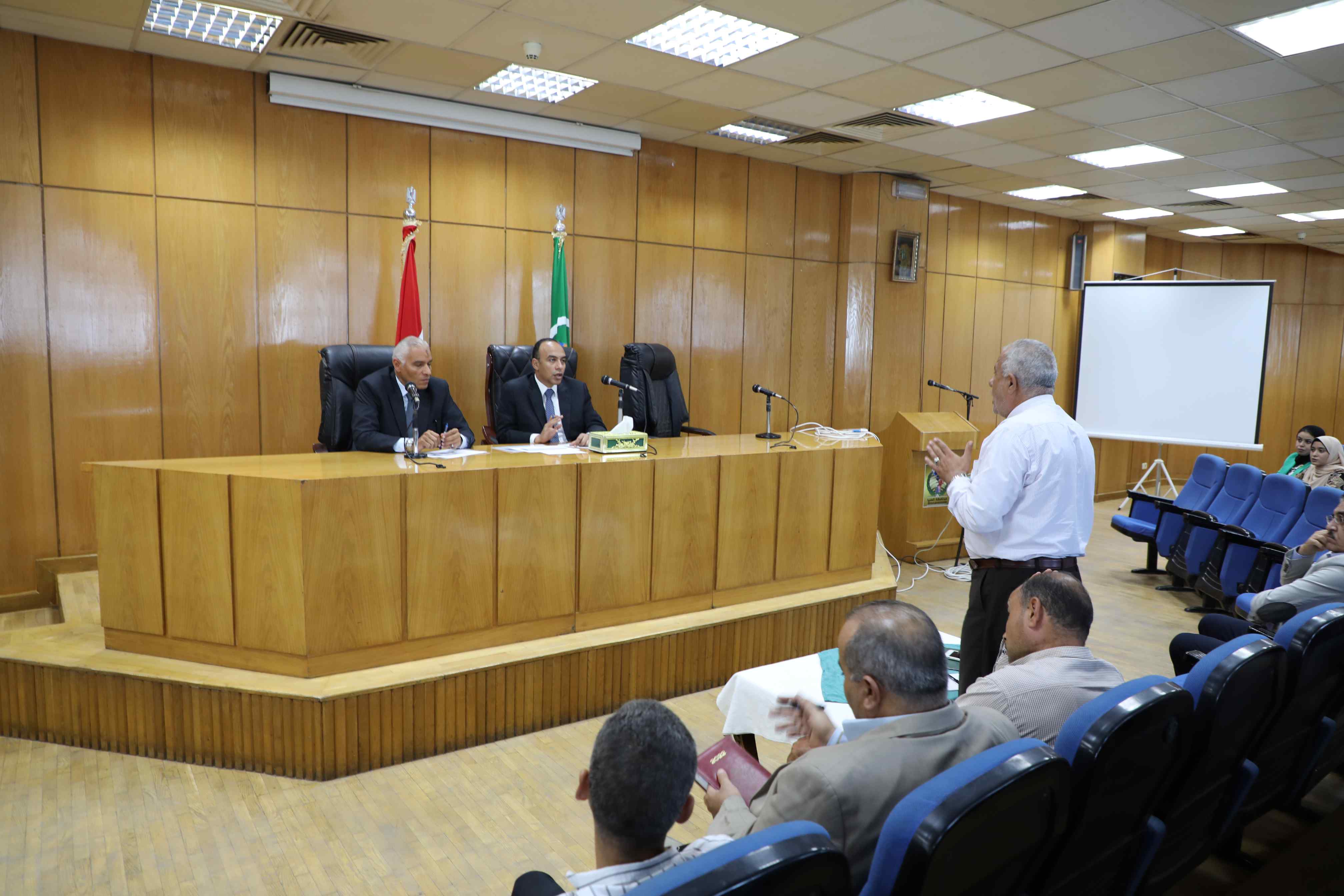 نائب محافظ المنيا يتابع أعمال لجنة توفيق أوضاع المشروعات (4)