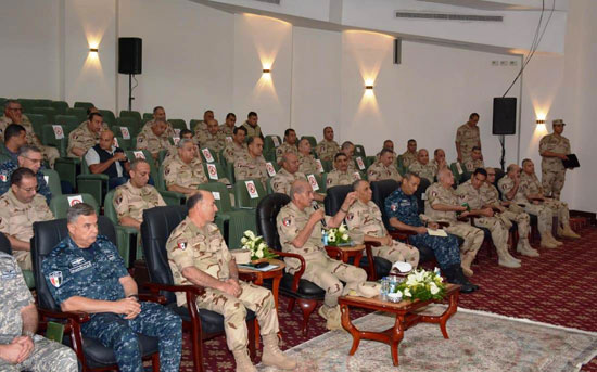 وزير-الدفاع-يلتقى-بعدد-من-قادة-القوات-المسلحة-(3)