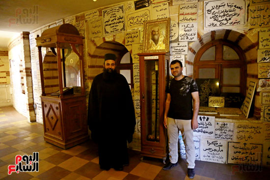 الزميل محمد الأحمدى مع الأرشمندريت الدكتور ذمسكينوس الأزرعى رئيس الدير