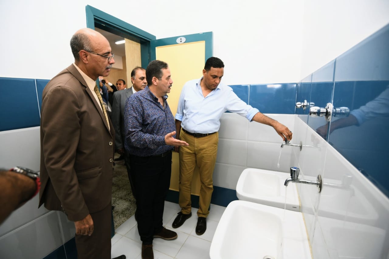 محافظ الدقهلية أثناء افتتاح عدد من المدارس بميت غمر  (1)
