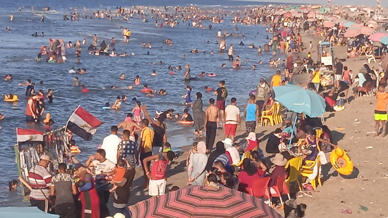 انتشار الباعة على الشواطئ بمصيف بلطيم