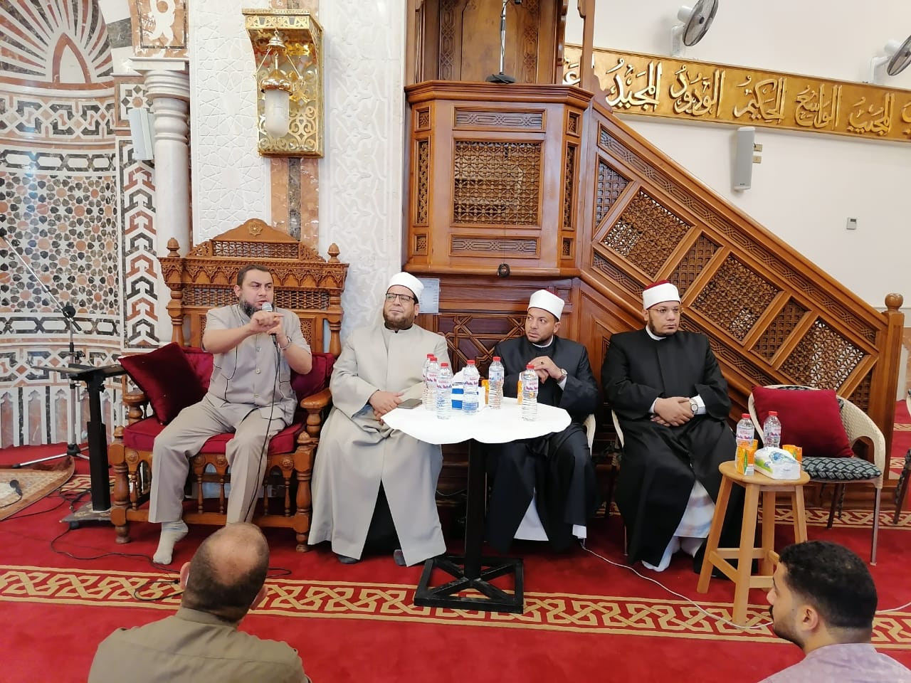 مجالس الإقراء على كبار العلماء بالمساجد الكبرى في أربعة علوم