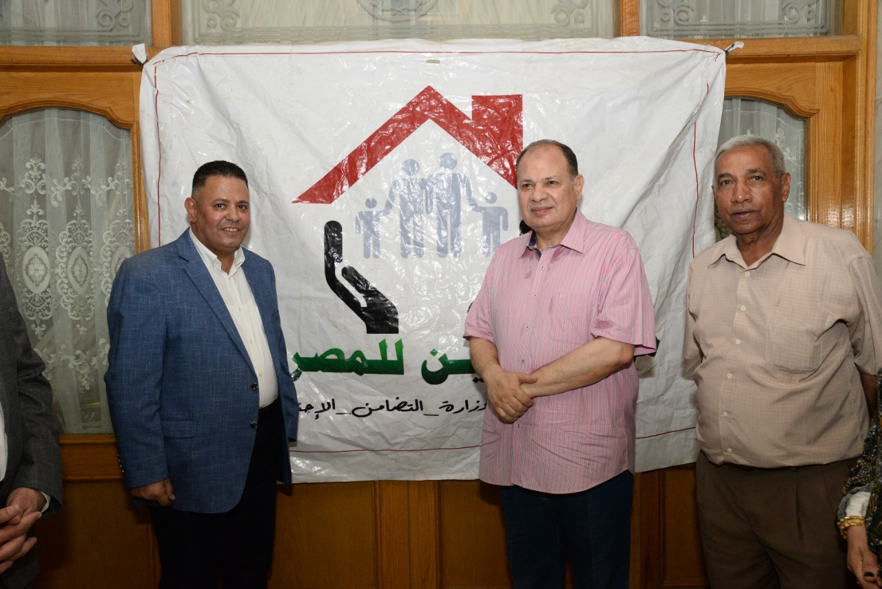 محافظ أسيوط يشهد توزيع لحوم ضمن مبادرة من المصريين للمصريين (3)