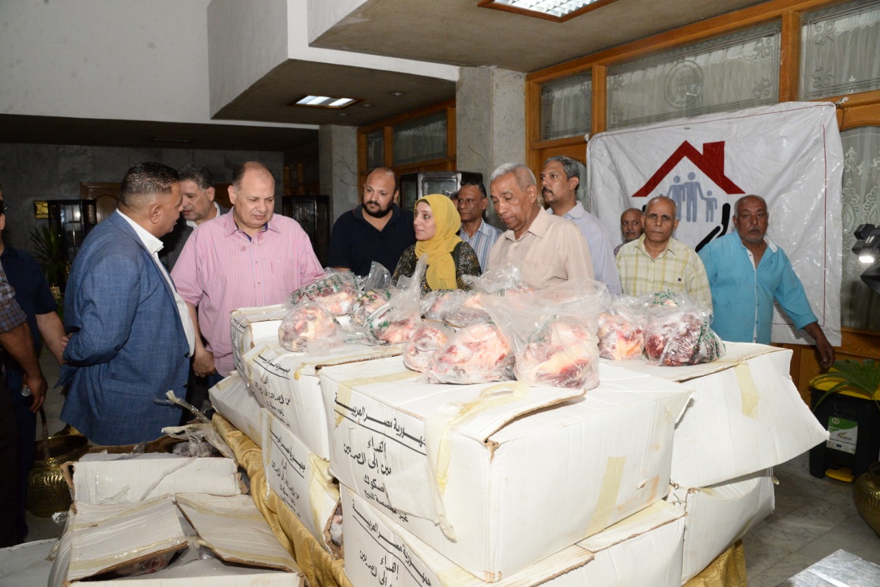 محافظ أسيوط يشهد توزيع لحوم ضمن مبادرة من المصريين للمصريين (1)