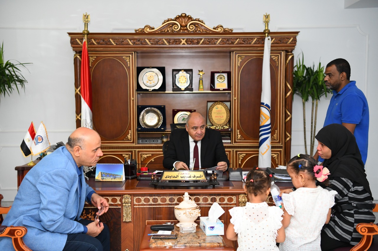 محافظ قنا يستقبل المواطنين (3)