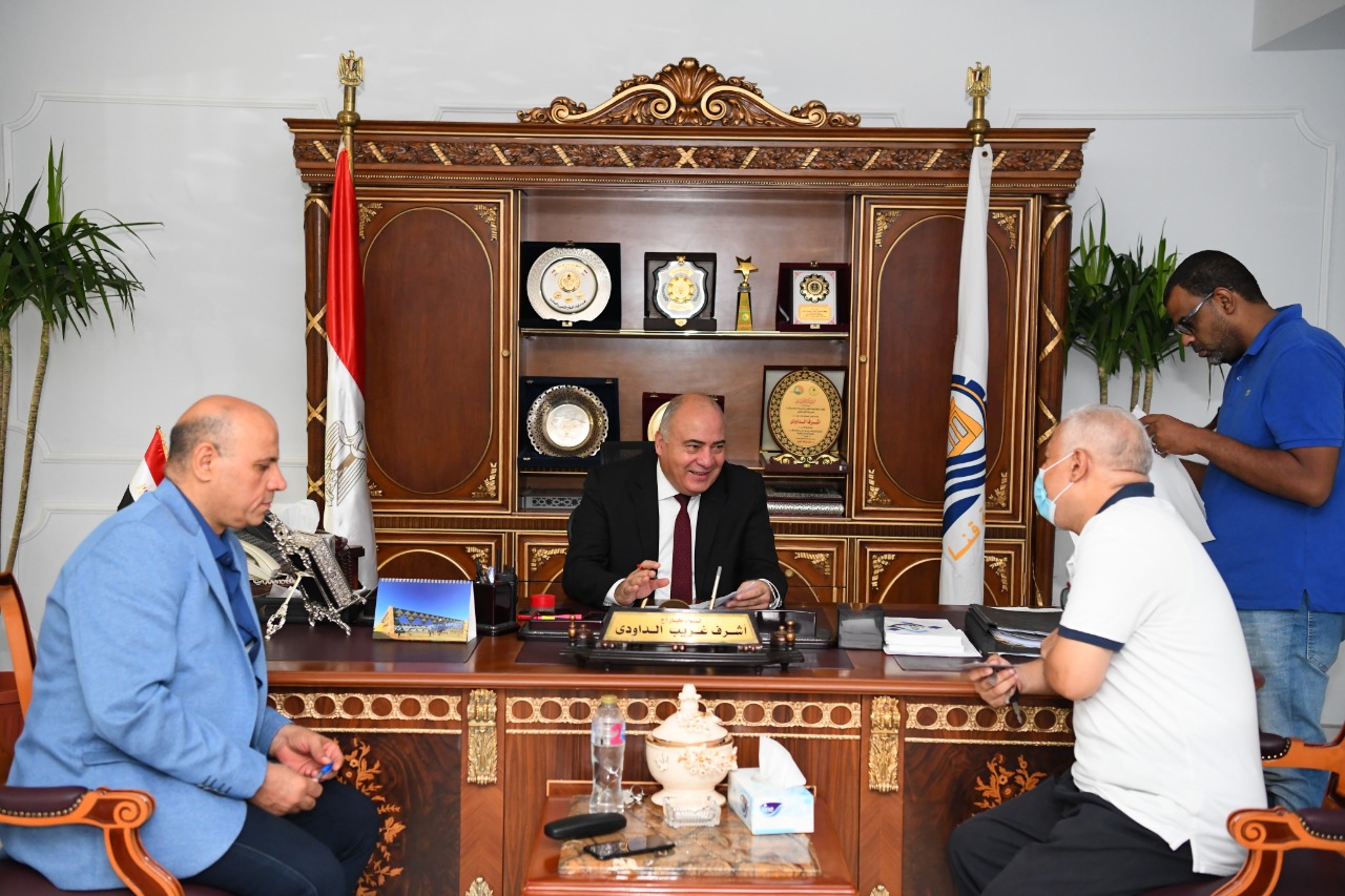 محافظ قنا يستقبل المواطنين (2)