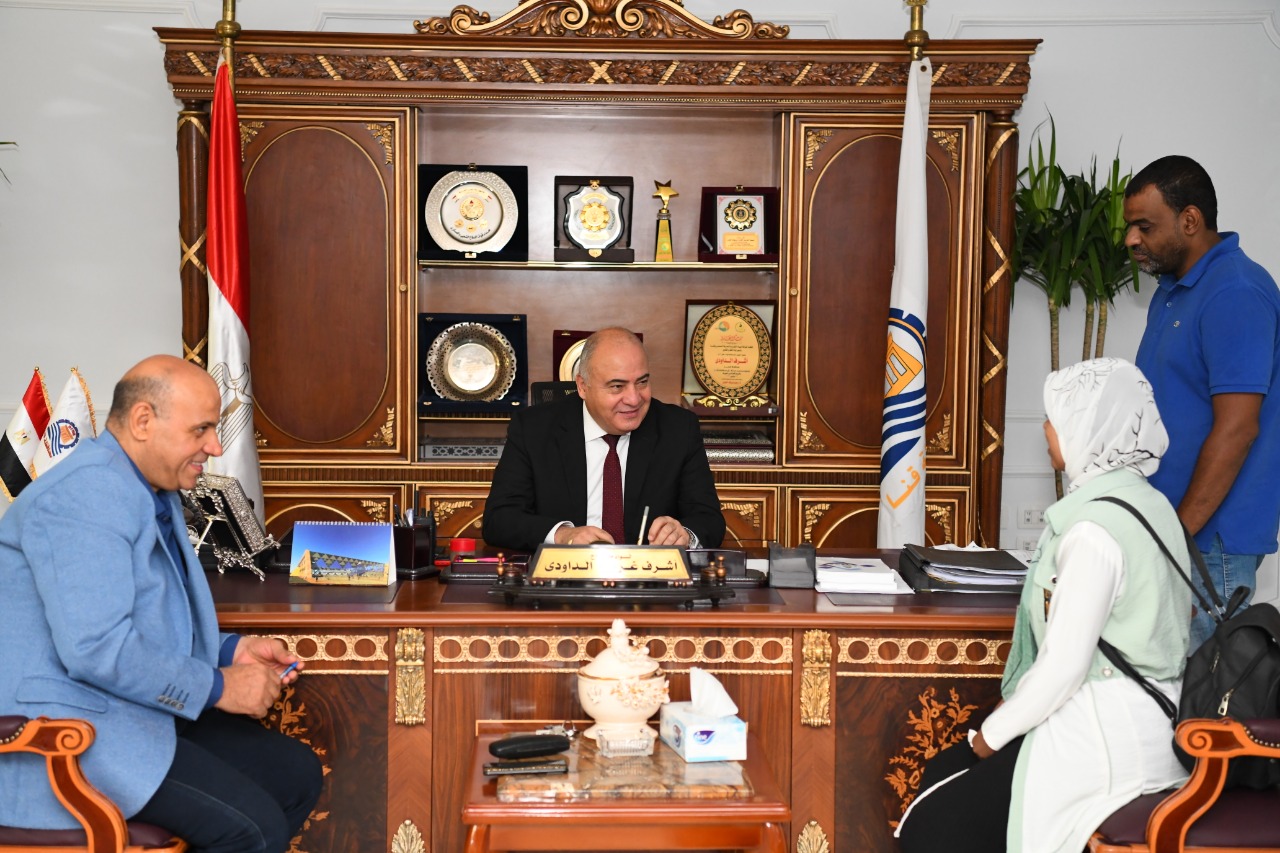 محافظ قنا يستقبل المواطنين (1)