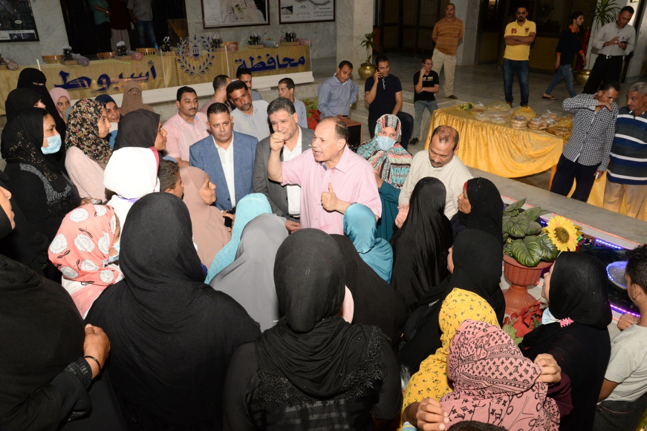 محافظ أسيوط يشهد توزيع لحوم ضمن مبادرة من المصريين للمصريين (5)