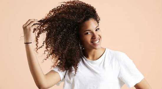 طرق طبيعية لترطيب الشعر المجعد