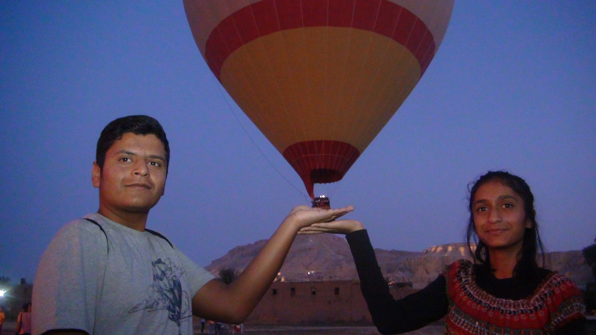 استمتاع السياح فى رحلات البالون الطائر