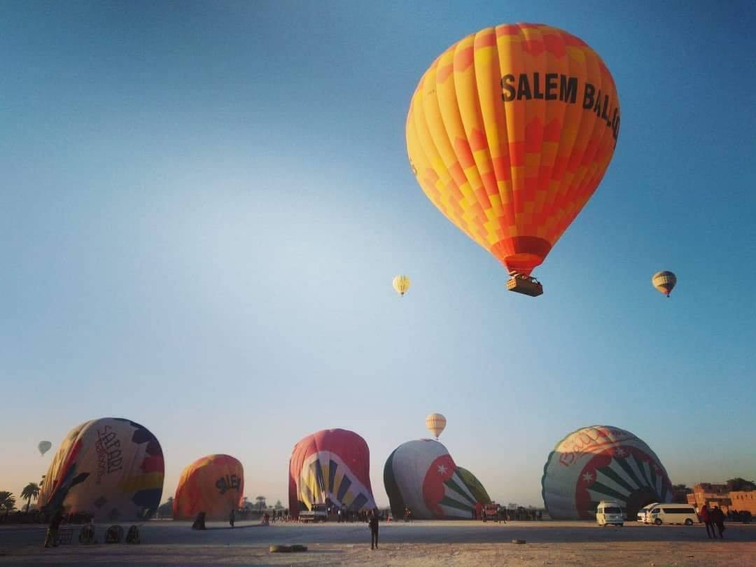 تجهيز رحلات البالون الطائر فى مطار البر الغربي