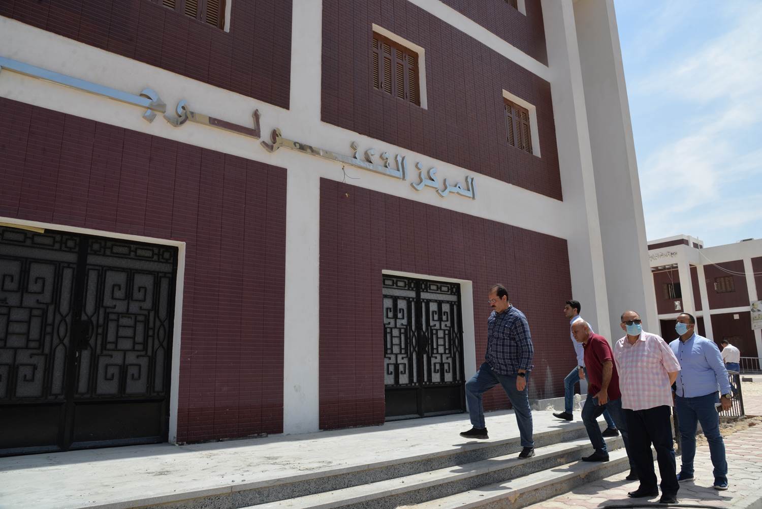 محافظ أسيوط يؤدي صلاة الجمعة بمسجد الفرغل ويتفقد مجمع خدمات الزرابي (20)
