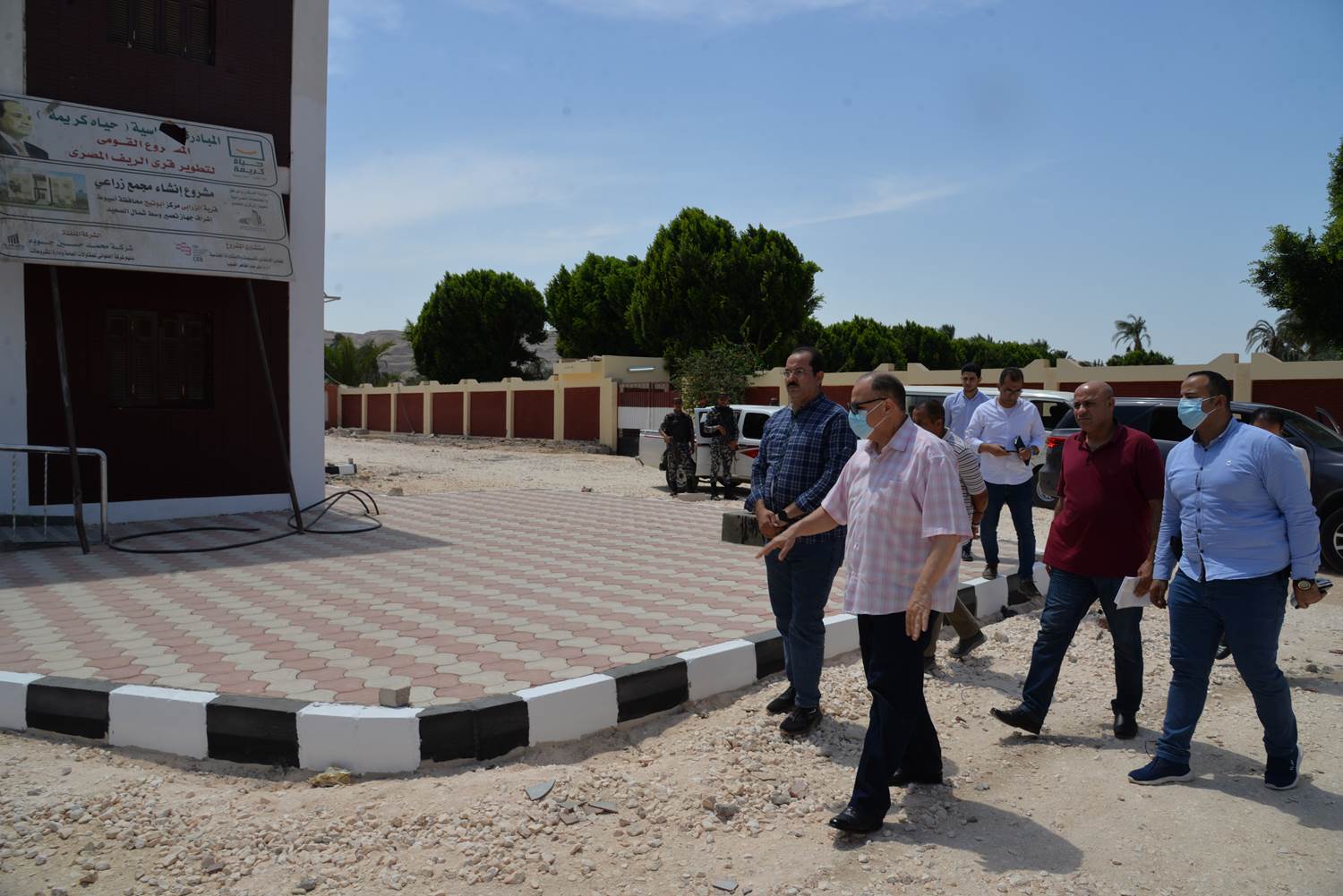 محافظ أسيوط يؤدي صلاة الجمعة بمسجد الفرغل ويتفقد مجمع خدمات الزرابي (16)