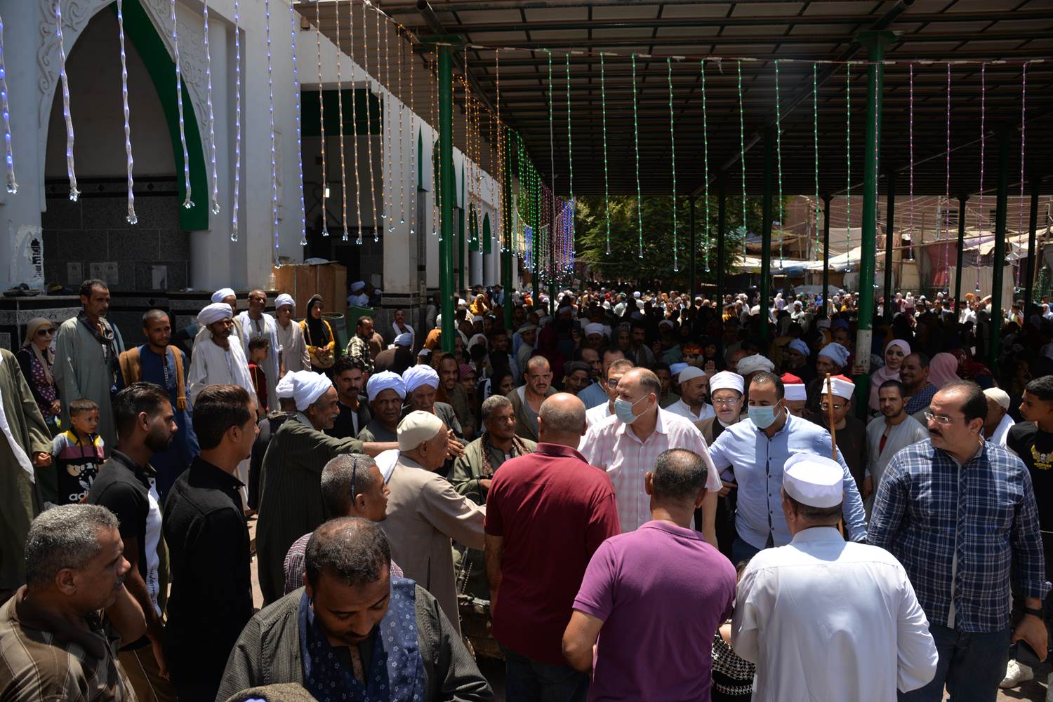 محافظ أسيوط يؤدي صلاة الجمعة بمسجد الفرغل ويتفقد مجمع خدمات الزرابي (11)