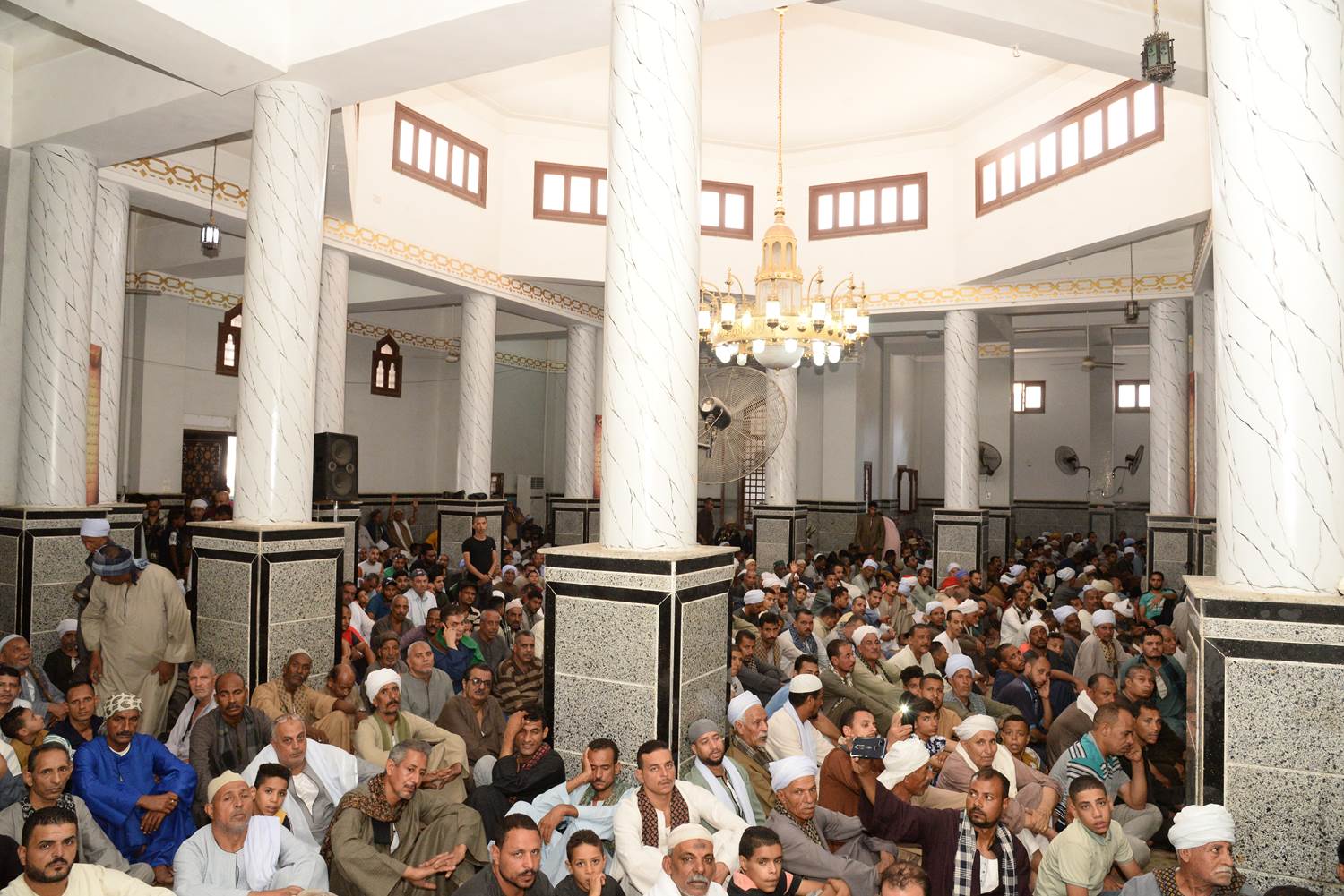 محافظ أسيوط يؤدي صلاة الجمعة بمسجد الفرغل ويتفقد مجمع خدمات الزرابي (5)