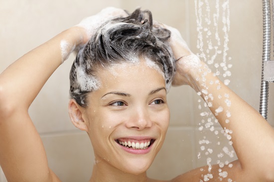 طرق طبيعية لتنظيف الشعر