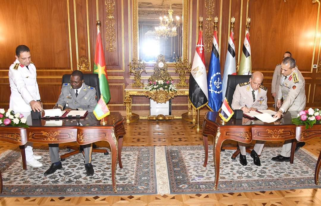 وزير الدفاع يلتقى وزير دفاع وشئون المحاربين القدامى بجمهورية بوركينا فاسو (3)