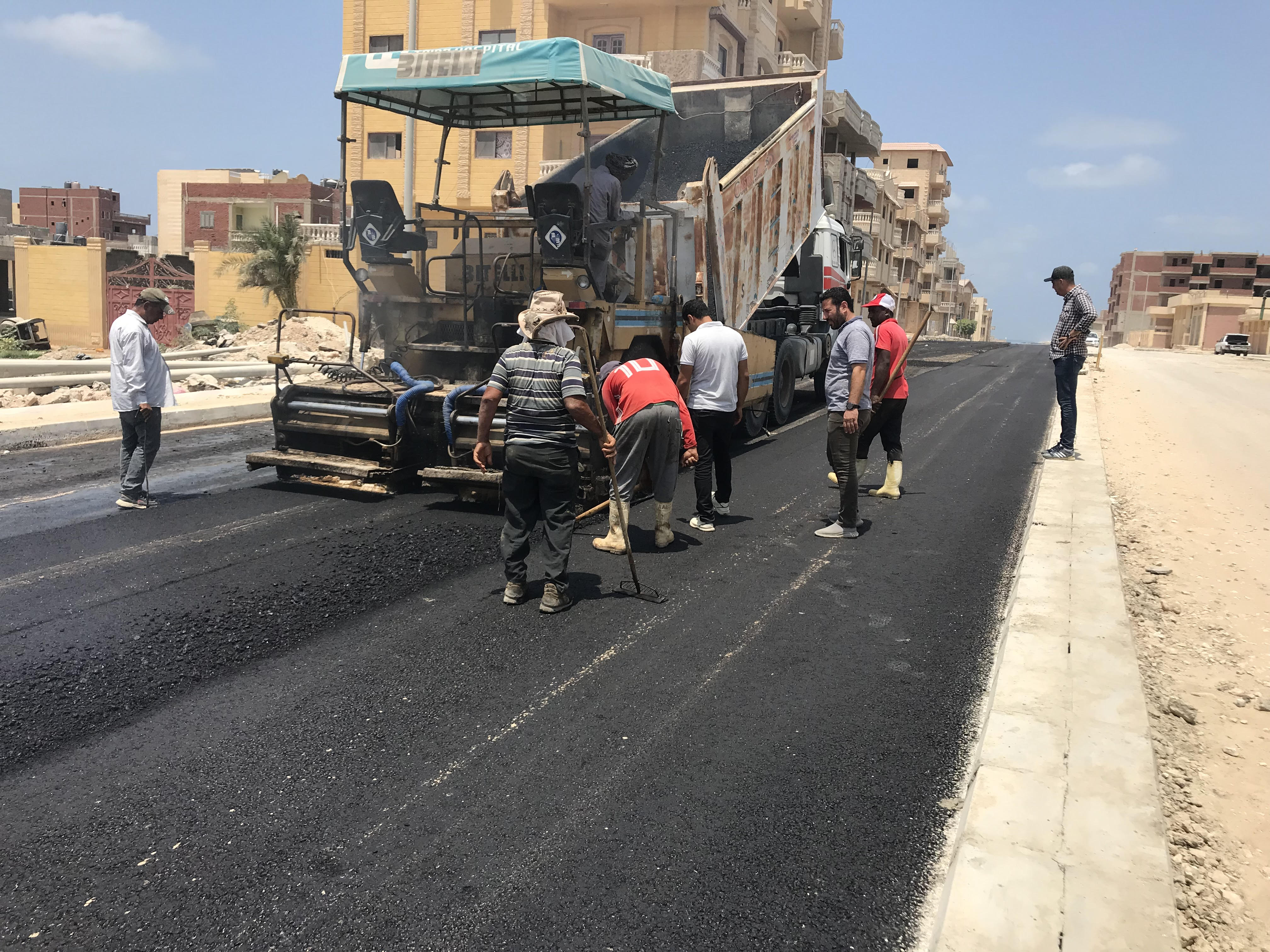 سير العمل فى تجهيز احد الشوارع