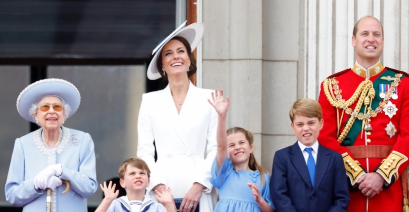 وليام وكيت وأطفالهم مع الملكة اليزابيث