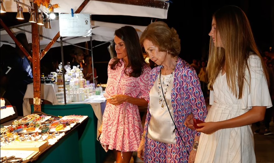 جانب من جولة التسوق للعائلة الملكية الإسبانية جانب من جولة التسوق للعائلة الملكية الإسبانية