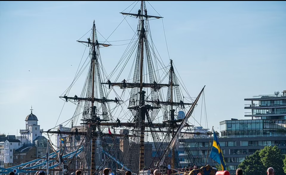 السفينة التاريخية تحمل علم السويد