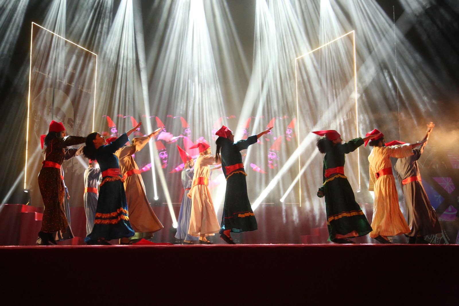 مسرح العرائس يهدي وزيرة الثقافة عروسة هدية بحفل ختام المهرجان القومي  (10)