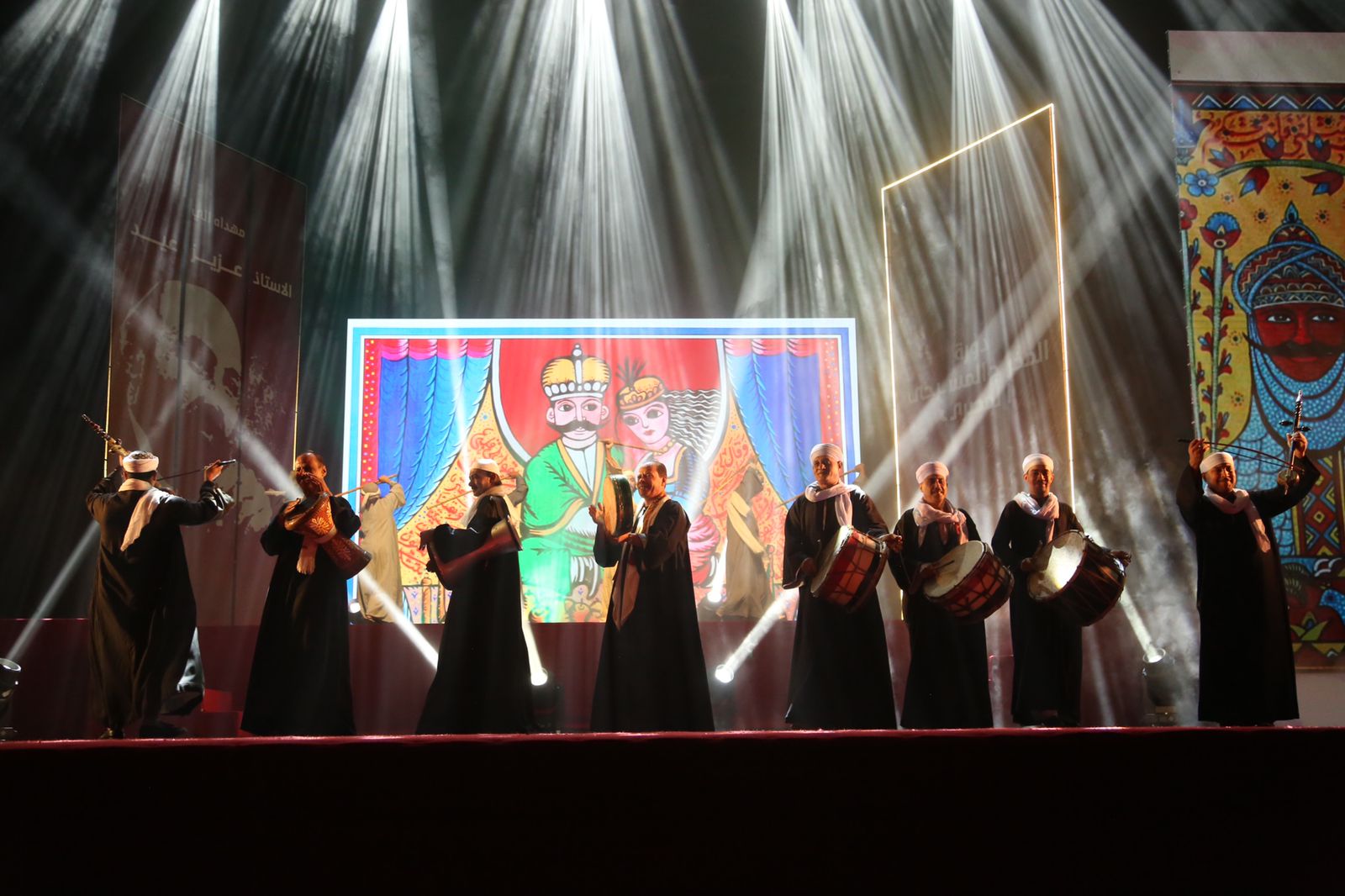 مسرح العرائس يهدي وزيرة الثقافة عروسة هدية بحفل ختام المهرجان القومي  (7)