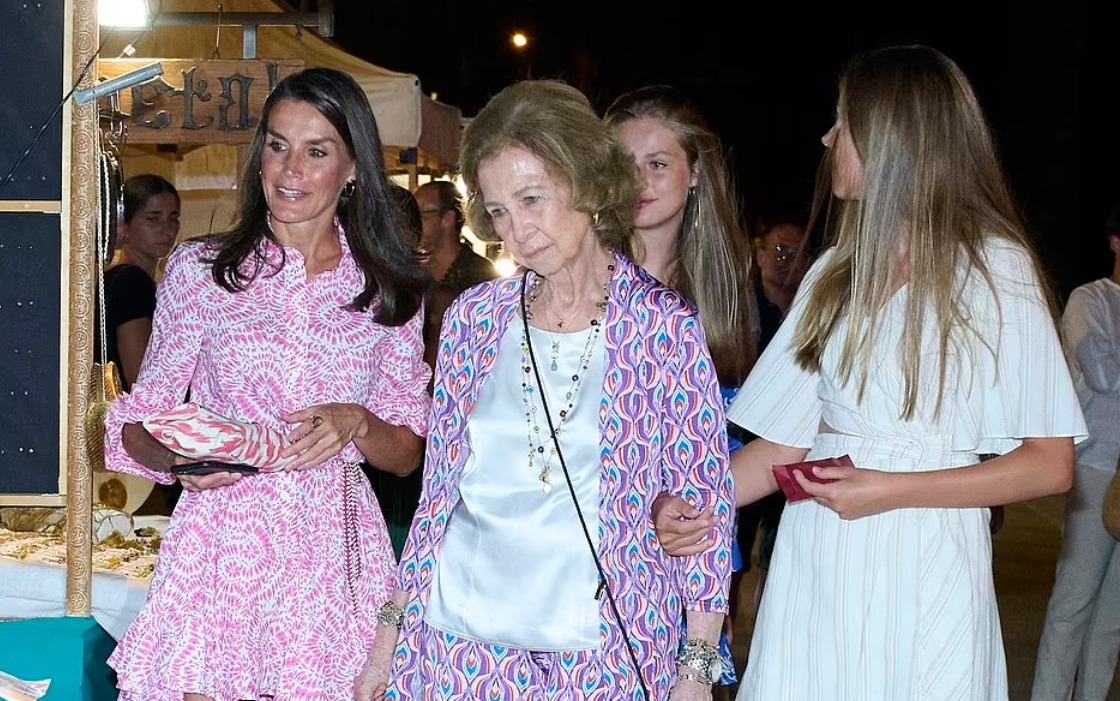 صور العائلة المالكة الاسبانية فى جولة السوق صور العائلة المالكة الاسبانية فى جولة السوق