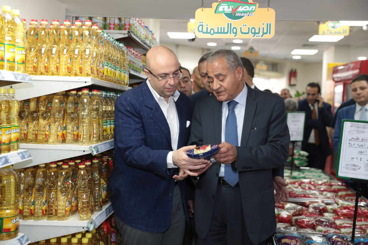  وزير التموين ومحافظ بني سويف يتفقدان فرع الشركة المصرية لتجارة الجملة (1)