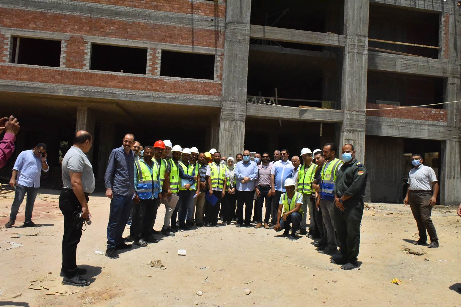 محافظ أسيوط يتفقد مشروع انشاء وتطوير مستشفى ساحل سليم النموذجي الجديد  (14)