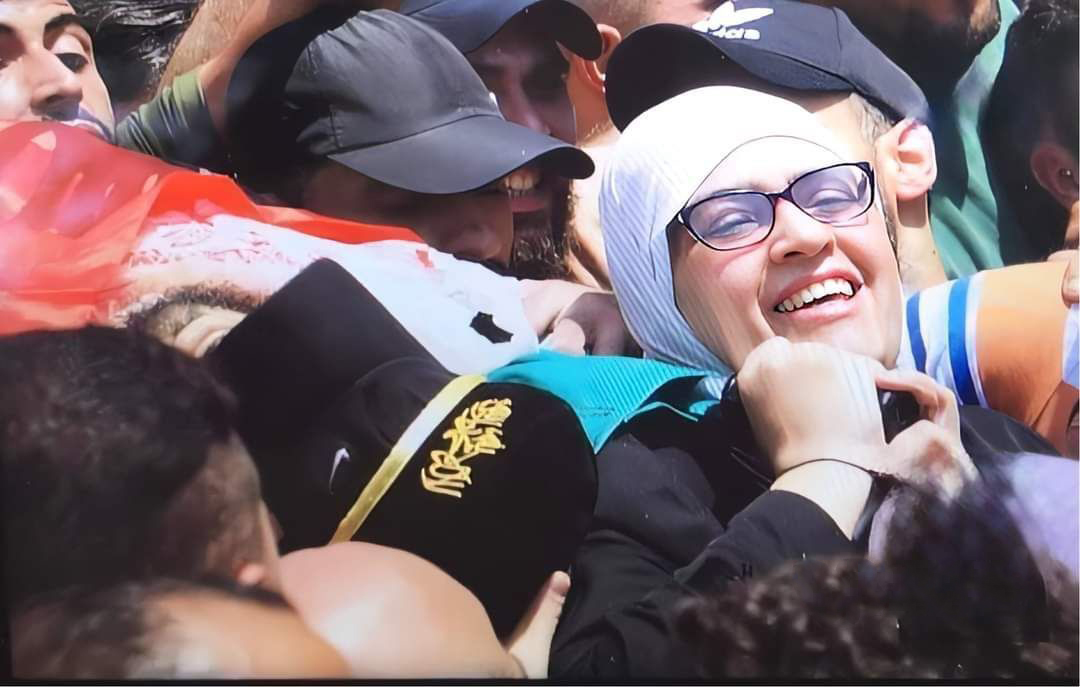 والدة الشهيد الفلسطينى إبراهيم النابلسى تحمل نعشه بابتسامة عريضة (2)