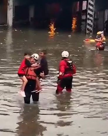 رجل إطفاء ينقذ أطفال