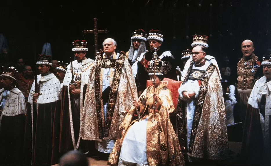 الملكة اليزابيث وقت تعيينها ملكا على بريطانيا