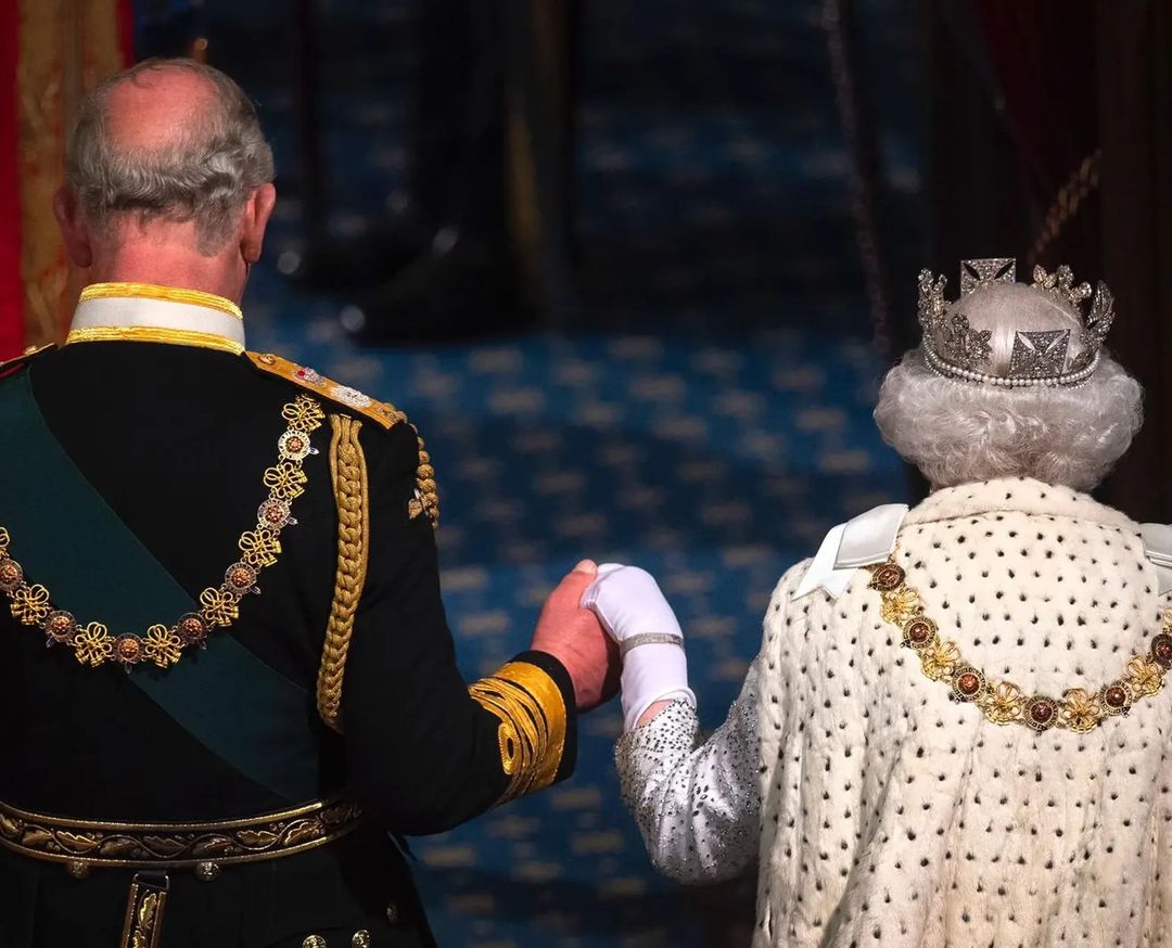 الملكة الراحلة إليزابيث مع ابنها الملك الجديد تشارلز