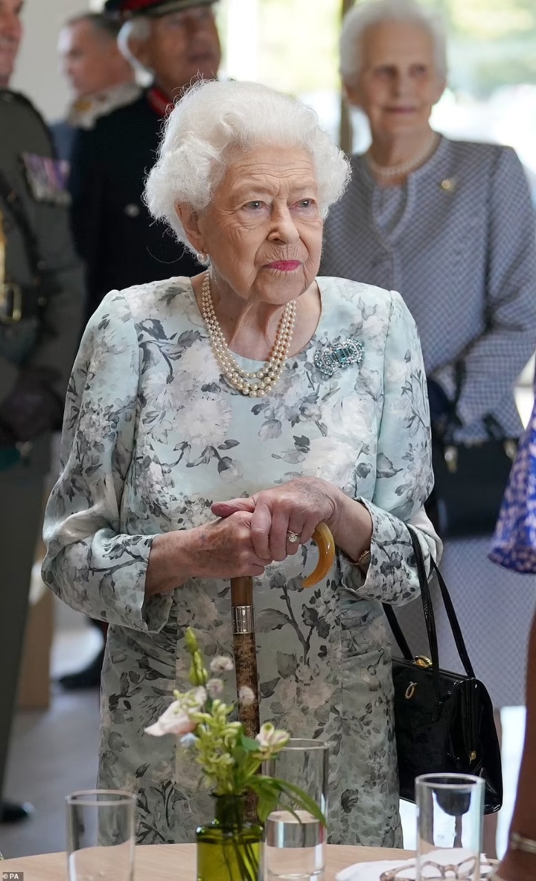 ملكة بريطانيا ترتدى اللؤلؤ وبروش الماس