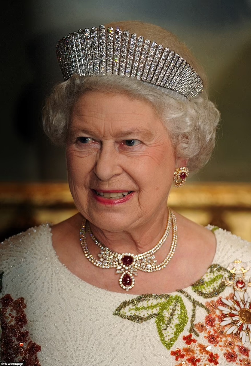 الملكة لديها مجموعة كبيرة من الماس