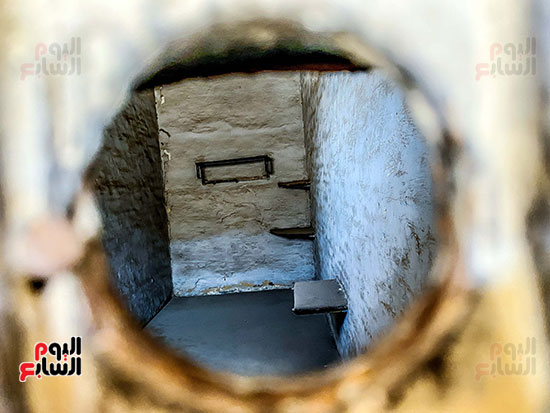 صورة لداخل الزنزانة