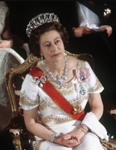 أزياء وقبعات وجواهر نادرة كانت تمتلكها الملكة اليزابيث (4)