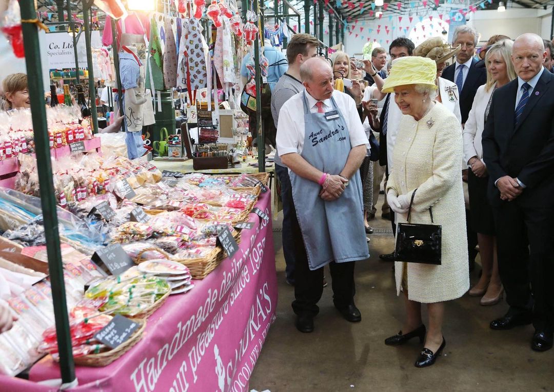 الملكة إليزابيث تتعرف على منتجات أحد المواطنين