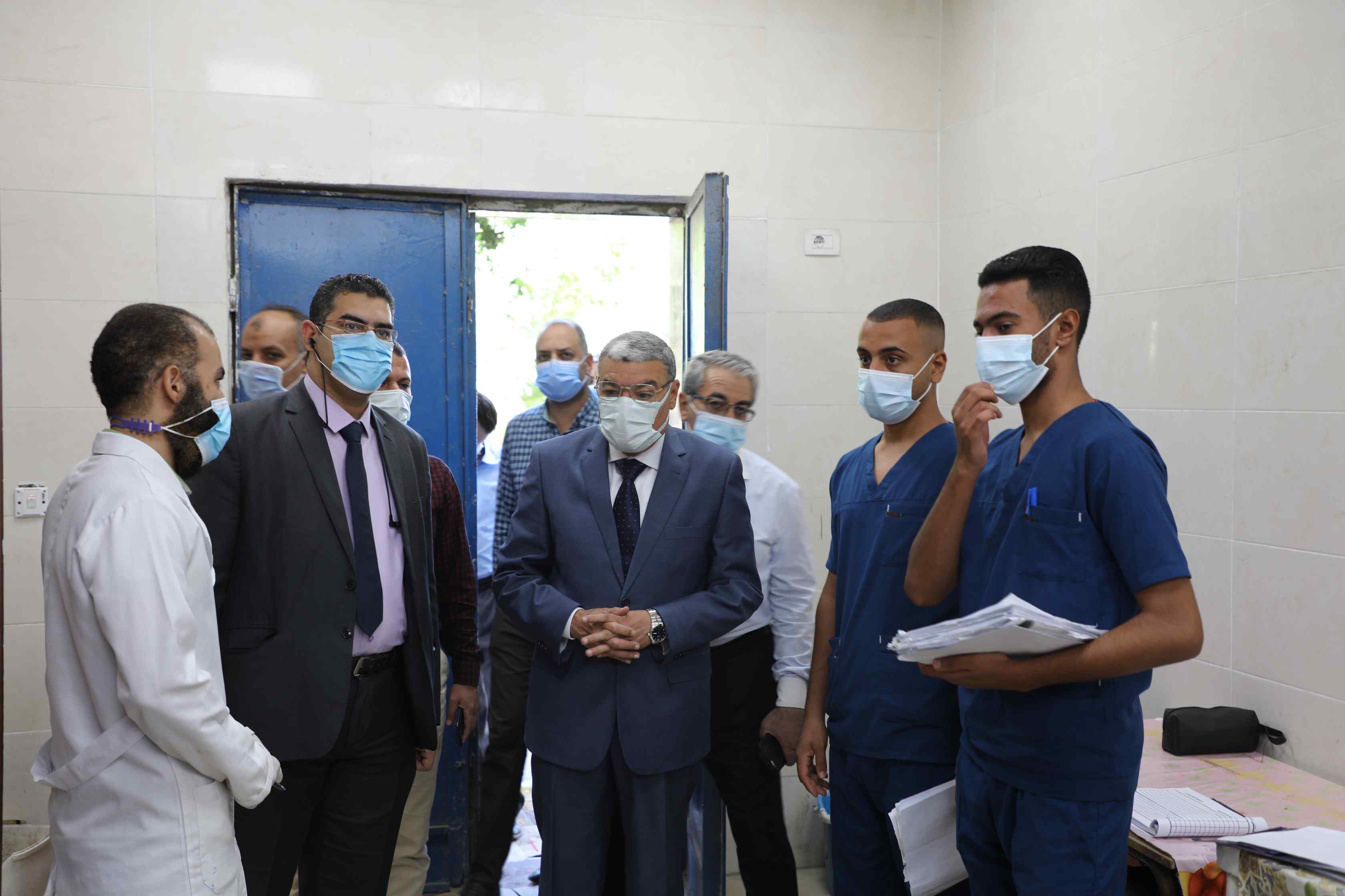محافظ المنيا يتفقد أعمال التطوير بمستشفى الحميات والصدر ويتابع انتظام الخدمة الطبية (3)