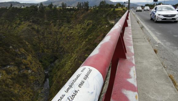 رسائل على الجسور لمنع الانتحار