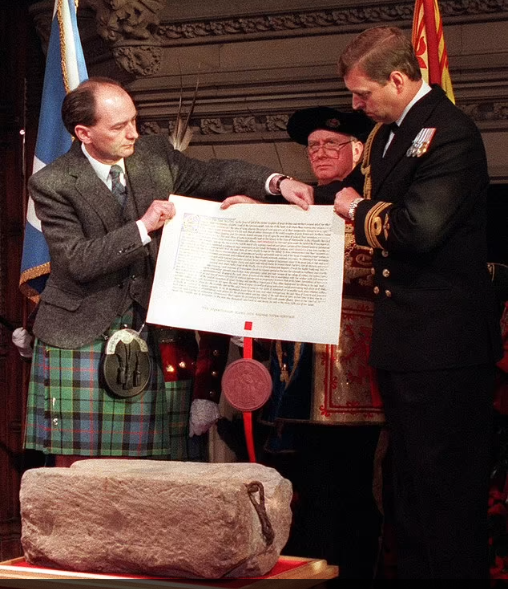 قام دوق بتسليم الأمر الملكي بالحفاظ على حجر القدر إلى السكرتير الاسكتلندي آنذاك مايكل فورسيث في عام 1996