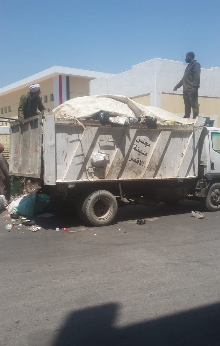 حملات نظافة وتجميل مكثفة فى الشوارع والأحياء بمدينة الأقصر