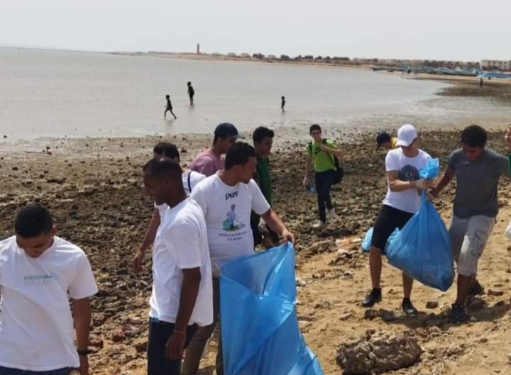 مشاركة شبابية في حملة نظافة الشواطئ بالغردقة 