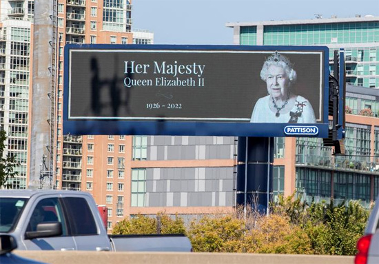 لوحة إعلانية عليها صورة للملكة إليزابيث في تورونتو  أونتاريو كندا
